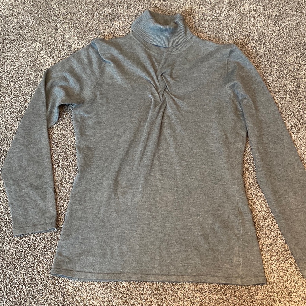 Red Brand NWOT Size L Gray Ribbed Turtleneck Sweater with Gathered Front Detail.